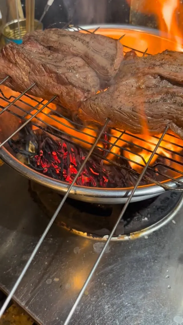 葡萄牛カイノミ　タタキにした後藁焼きで香り付け